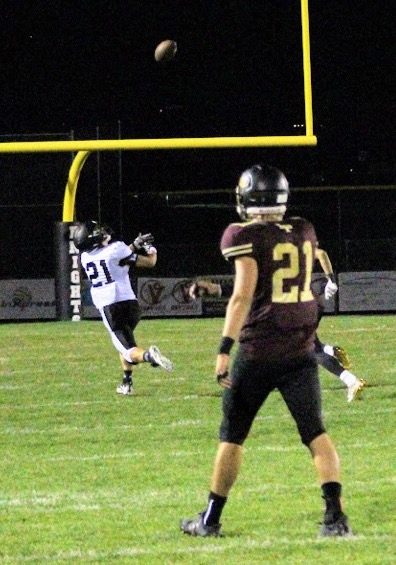 Harvey Nexhip catches the touchdown pass by quarterback Cole Peterson. 