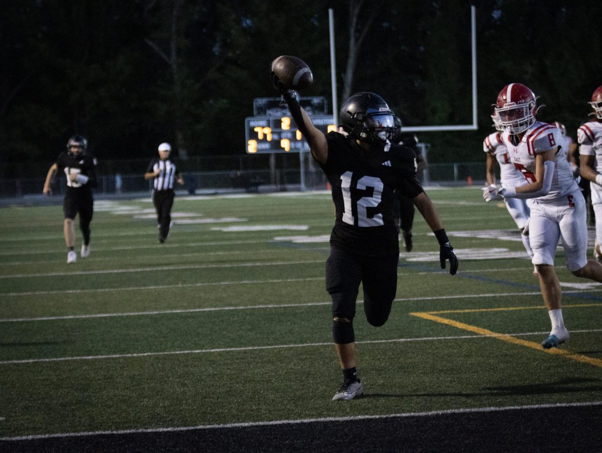 Manase Wolfgramm running the ball to the endzone, scoring the second touchdown of the game. 